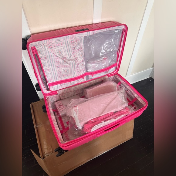 BEIS BARBIE Luggage Set - 29” Large, Mini Weekender, Cosmetic Case, Passport Tag - Picture 3 of 6